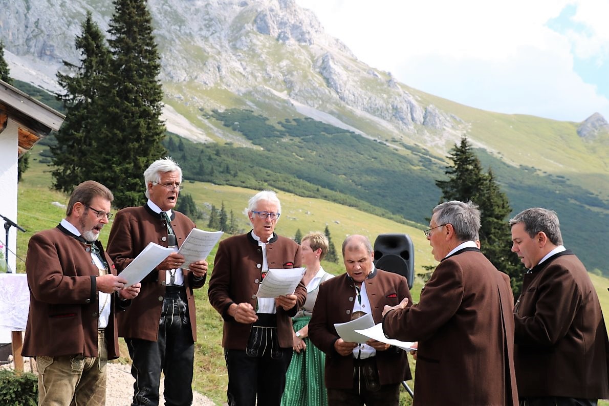 Die Mieminger Sänger (Ltg. Hans Holzeis) sangen zum Auftakt das „Sancta Maria“ von Johannes Schweitzer (1831 – 1882) aus der Alpachtaler Bauernmesse. (Foto: Knut Kuckel)