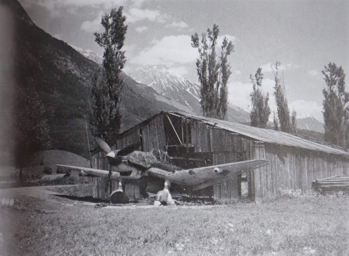 Eine von den Amerikanern am Innsbrucker Flugplatz sichergestellte Ju 87 Stuka. Quelle: Luftkrieg über der Alpenfestung 1943-1945, Thomas Albrich.