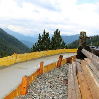 Die Sanierungsarbeiten auf der Marienbergalm machen Fortschritte. (Foto: Knut Kuckel)