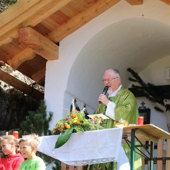 Der Stamser Abt German Erd auf der Marienbergalm: "Wir müssen wieder lernen, miteinander zu reden.“ Foto: Knut Kuckel