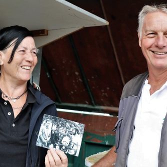 Gerda Pirpamer zeigt uns alte Fotos von berühmten Almleuten. Seppl Sagmeister verrät, um wen es sich handelt. (Foto: Knut Kuckel)