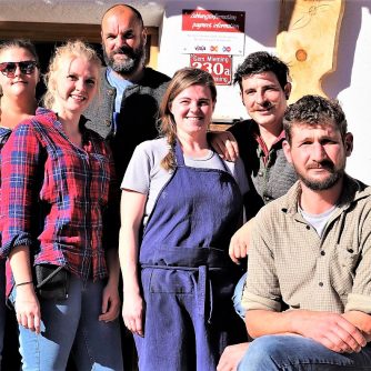 Das Feldernalmteam verabschiedet sich in den Betriebsurlaub. Vorläufig. "Wir sehen uns wieder in der Wintersaison 2017/2018". (Foto: Knut Kuckel)