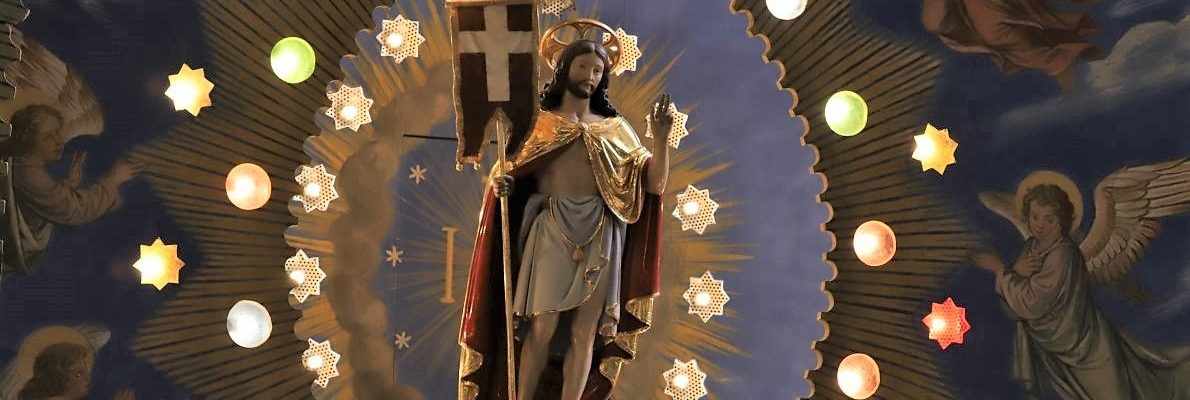 Der auferstandene Christus, mit Siegesfahne, wurde 2015 von Markus Kniepeiß aufwendig restauriert. (Foto: Knut Kuckel)