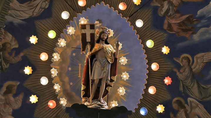 Der auferstandene Christus, mit Siegesfahne, wurde 2015 von Markus Kniepeiß aufwendig restauriert. (Foto: Knut Kuckel)