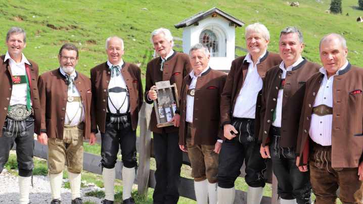 Seit 1966 gibt es die „Mieminger Sänger“. Gründungsmitglied der ersten Stunde war Hofrat Dr. Otto Thaler (4. Von links). (Foto: Knut Kuckel)