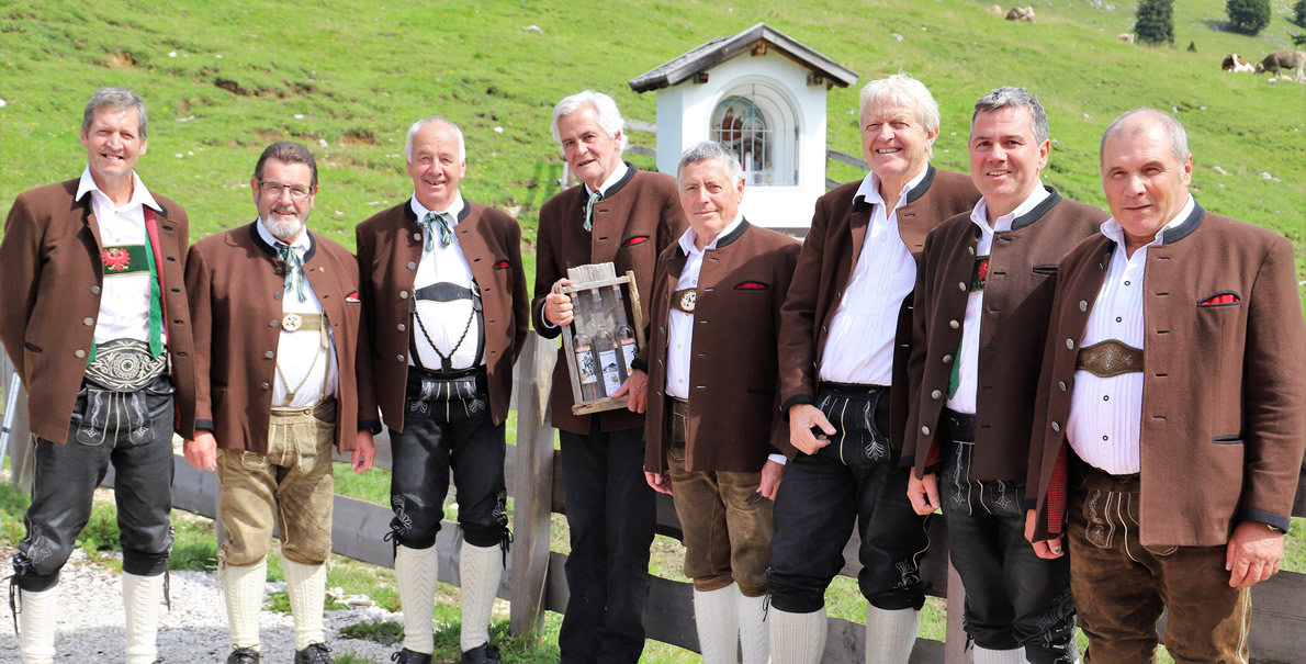 Seit 1966 gibt es die „Mieminger Sänger“. Gründungsmitglied der ersten Stunde war Hofrat Dr. Otto Thaler (4. Von links). (Foto: Knut Kuckel)