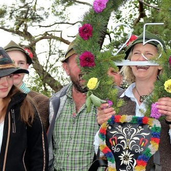 Gratulation! Pia und Norbert Kluckner haben die Feldereralpe 25 Jahre bewirtschaftet. (Foto: Knut Kuckel)