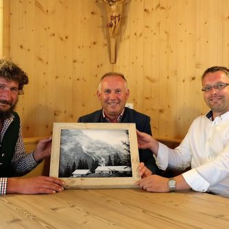 Das Bild der Scharmer Abba hängt an seinem Platz. Überreicht an Almhirt Martin Reich (links) von Almobmann Klaus Scharmer und Vize-Bgm. Martin Kapeller. (Foto: Knut Kuckel)