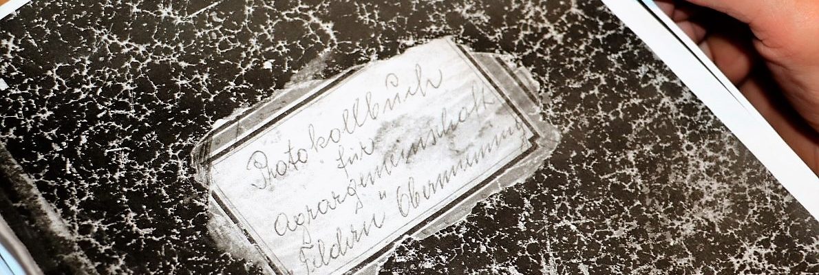 Die ersten Einträge im Protokollbuch der Feldernalmbauern stammen von Josef Schleich, dem „Zunterer Seppl“. (Foto: Knut Kuckel)