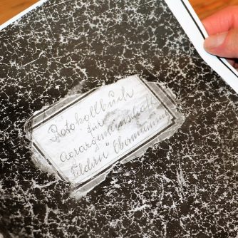 Die ersten Einträge im Protokollbuch der Feldernalmbauern stammen von Josef Schleich, dem „Zunterer Seppl“. (Foto: Knut Kuckel)