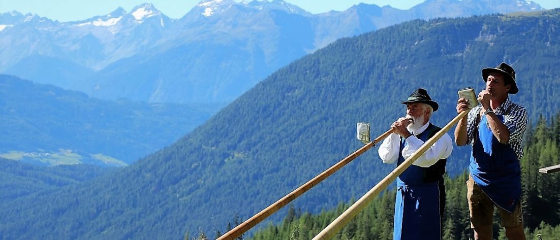 Ungewöhnlich für Tirol - Alphornbläser beim Bergfest auf der Marienberg Alm. (Foto: Knut Kuckel)