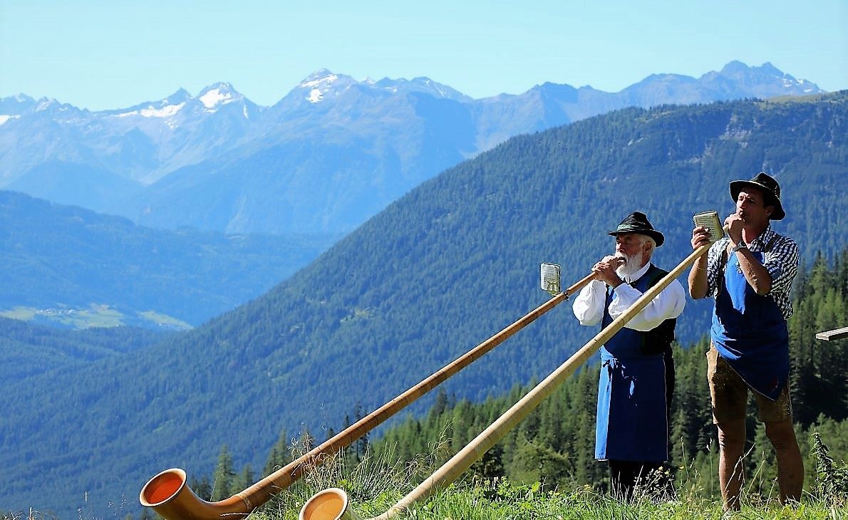 Ungewöhnlich für Tirol - Alphornbläser beim Bergfest auf der Marienberg Alm. (Foto: Knut Kuckel)