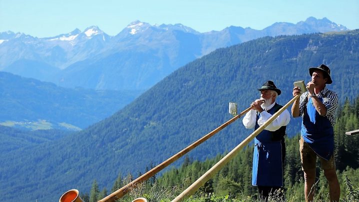 Ungewöhnlich für Tirol - Alphornbläser beim Bergfest auf der Marienberg Alm. (Foto: Knut Kuckel)