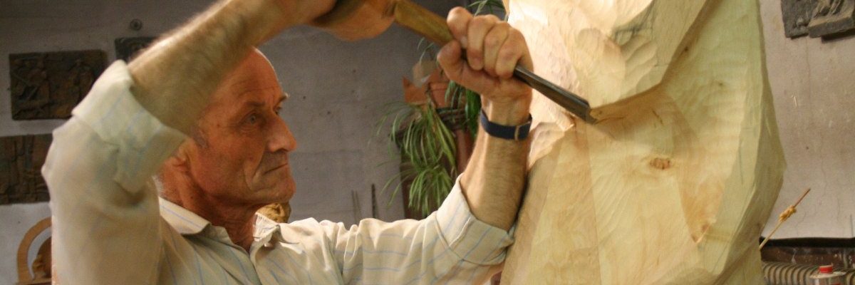 Die Marienskulptur auf der über vier Meter hohen Lärchenholzsäule schnitzte der Bildhauer Siegfried Krismer. (Foto: Knut Kuckel)