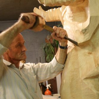 Die Marienskulptur auf der über vier Meter hohen Lärchenholzsäule schnitzte der Bildhauer Siegfried Krismer. (Foto: Knut Kuckel)
