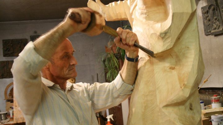 Die Marienskulptur auf der über vier Meter hohen Lärchenholzsäule schnitzte der Bildhauer Siegfried Krismer. (Foto: Knut Kuckel)