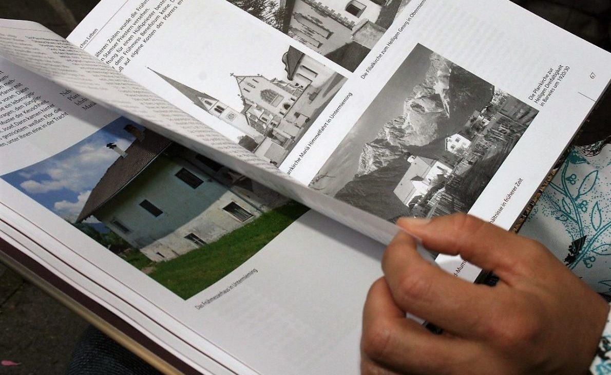 Erstleser des neuen Mieming-Buches von Ingeborg Schmid. (Foto: Knut Kuckel)