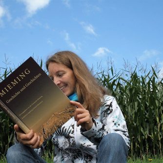 Ingeborg Schmid liest in ihrem Mieming-Buch. (Foto: Knut Kuckel)