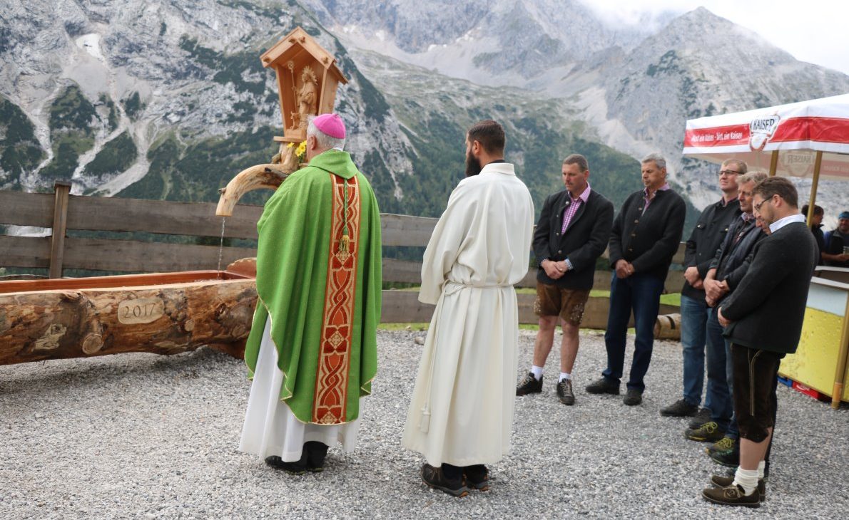 Abt Raimund Schreier segnete den neuen Brunnen der Obermieminger Almbauern. (Foto: Knut Kuckel)