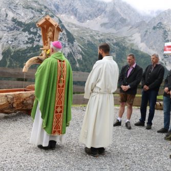 Abt Raimund Schreier segnete den neuen Brunnen der Obermieminger Almbauern. (Foto: Knut Kuckel)