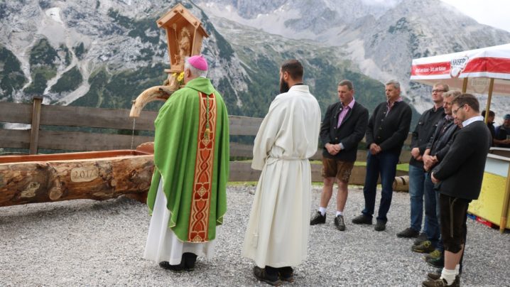 Abt Raimund Schreier segnete den neuen Brunnen der Obermieminger Almbauern. (Foto: Knut Kuckel)